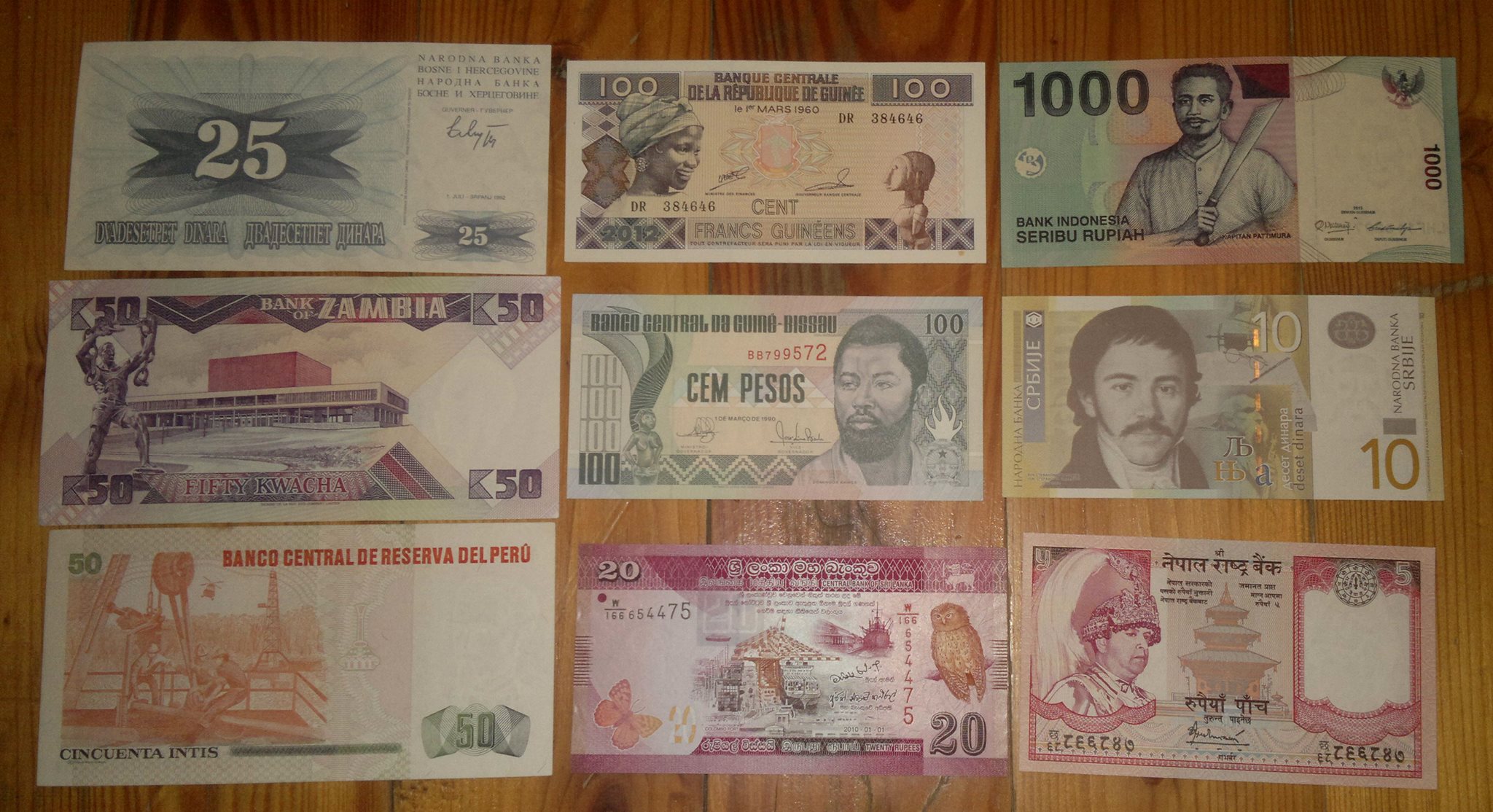 Müxtəlif ölkələrdən banknotlar satılır. 